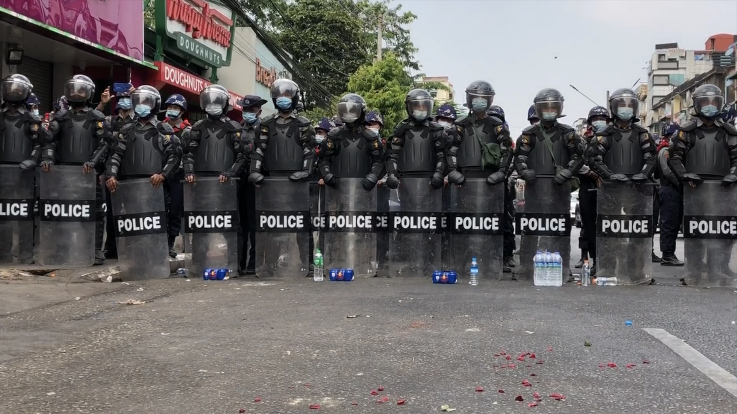 Polizistenfalanx gegenüber Demonstranten in Yangon, Februar 2021. Aus: wikipedia.