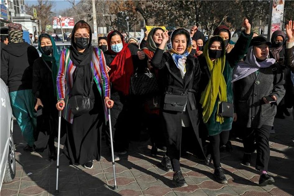 Der Bericht über Afghanistan. Hier: Proteste in Kabul gegen das Universitätsverbot für Frauen.
