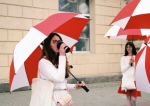 In Belarus Schirme in diesen Farben zu tragen, kann gefährlich sein. 
