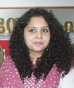 Rana Ayyub (geb. 1984 in Mumbai), indische Investigativjournalistin, Muslima. Lange Zeit schrieb sie für das in Delhi ansässige kritische politische Nachrichtenmagazin Tehelka (dt. Aufruhr), seit 2019 für die „Washington Post“. 
