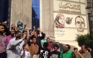 Ägyptische Journalist*innen protestieren in Kairo nach Verhaftungen und Razzia, Mai 2016. zum Beitrag kommen Sie hier.