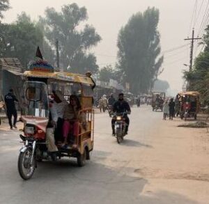 In Rabwah (70.000 E), Punjab: Im Vordergrund eine Rikscha, hinten links: einige Geschäfte. Der Großteil der Einwohner von Rabwah sind Ahmadiyya.
