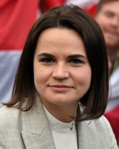 Swetlana Tichanowskaja (geb. 1982): eine führende belarussische Bürgerrechtlerin und Präsidentschaftskandidatin 2020, nachdem ihr Mann, der ursprünglich kandidieren wollte, nicht zugelassen und schließlich festgenommen worden war. Da ihr inzwischen in Belarus als Mitglied einer vermeintlich „extremistischen Gruppe“ lange Haftstrafen drohen, lebt jetzt in Vilnius/Litauen.