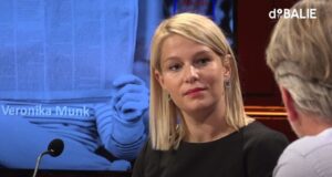 Yoeri Albrecht fragt Veronika Munk im Rahmen der „Freedom Lecture“ (De Balie TV). „D.h. Sie haben Ihre Arbeit und damit Ihr Einkommen aufgegeben, obwohl Sie eine junge Familie hatten?“ – Munk: „Das ist korrekt. So war es. Natürlich hatte ich Angst. Aber ich dachte einfach, es gibt keinen anderen Weg als zu kündigen.“ 