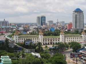 Blick auf Yangon, im Vordergrund Myanmars größter Bahnhof, ein Kolonialbau (britisch) von 1877.