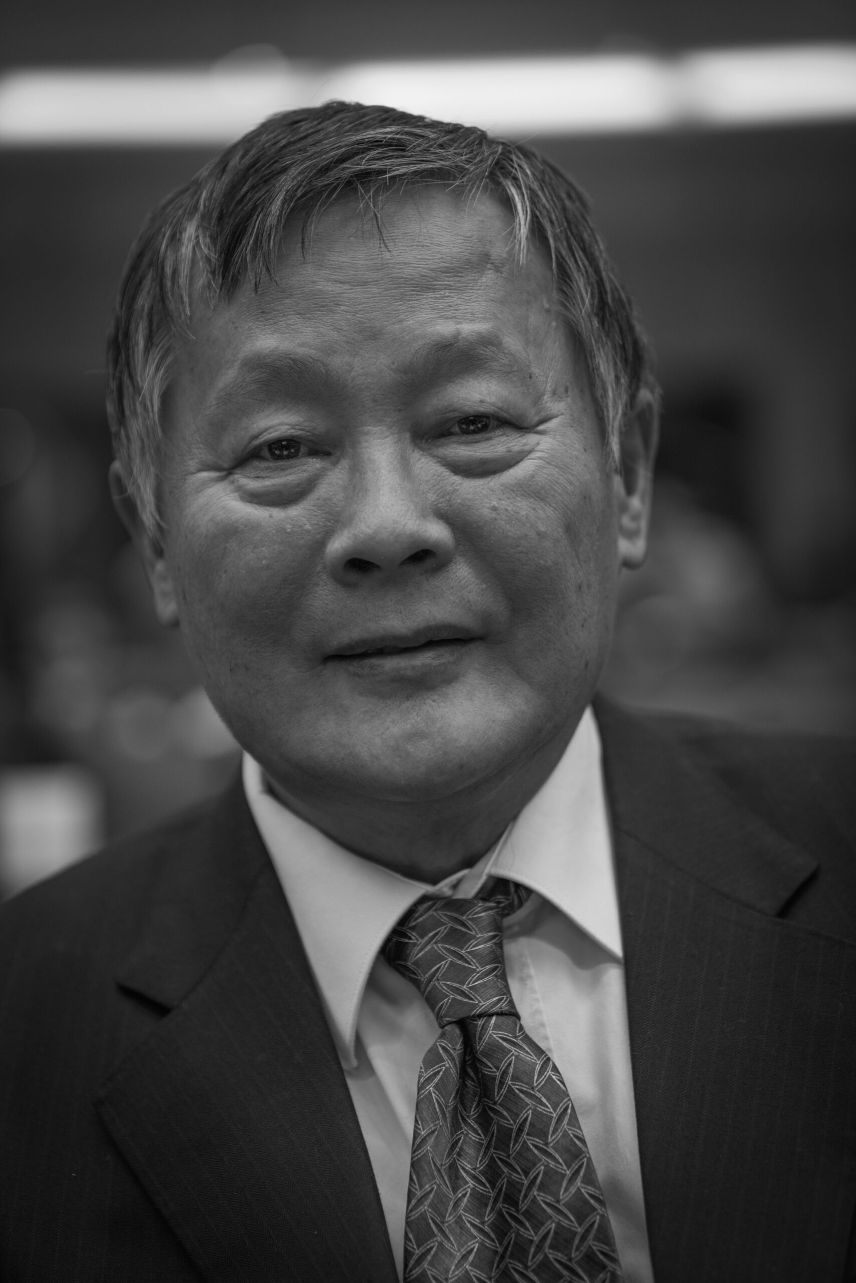 Wei Jingsheng (geb. 1950) zählt zu den bedeutendsten politischen Dissidenten der Volksrepublik China. Er beteiligte sich aktiv an der Demokratiebewegung, die nach dem Tod Maos (1976) entstand, schrieb einflussreiche Texte für die Wandzeitungen im sog. „Pekinger Frühling“ (1978); 1979 wurde er festgenommen und wegen „Geheimnisverrat“ zu 15 Jahren Haft verurteilt. Nach seiner Entlassung engagiert er sich erneut für die Demokratisierung Chinas, wird wieder verhaftet und nun (1995) wegen des „Versuchs die Regierung zu stürzen“ angeklagt. 1996 wird ihm der Sacharow-Menschenrechtspreis des Europäischen Parlamentes verliehen. Durch internationalen Druck wird er 1997 vorzeitig freigelassen und sofort in die USA abgeschoben. Auch von dort aus engagiert er sich weiter für die Demokratisierung Chinas und gründet die Overseas Chinese Demoracy Coalition. Aus: wikipedia.
