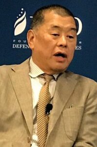 Jimmy Lai (1947 in Guangzhou geb.) ist ein britisch-chinesischer Unternehmer und Aktivist, ein wichtiger Unterstützer der Demokratiebewegung in Hongkong.