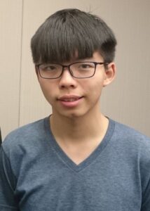 Joshua Wong (geb. 1996) in Hongkong) war bereits in seiner schulzeit ein führender Aktivist, Bis zur Umsetzung des "Nationalen Sicherheitsgesetzes" war er auch Generalsekretär der Partei "Demosisto" (Stehe für das Volk!). Die US-Zeitschrift "Foreign Ploicy" wählte ihn 2014 zusammen mit Benny Tai zu den "Leading global Thinkers", 2017 wurde er für den Friedensnobelpreis nominiert. Zurzeit ist er wieder einmal in einem der Hongkonger Gefängnisse inhaftiert.