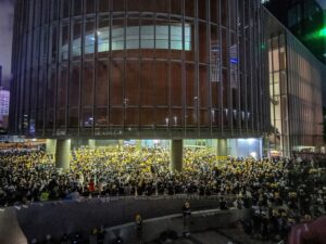 Demonstranten vor dem Legislativrat am 1. Juli 2019 - während drinnen von ihren Freunden das Transparent aufgestell wird: "Es gibt keinen Mob, aber eine Tyrannei."