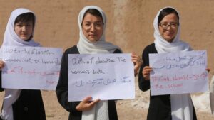 Das Bildungsverbot für Frauen in Afghanistan ist ein unerträglicher Höhepunkt ihrer Diskriminierung und Entrechtung, "not to aducation = not to humanity, " Death of education = the woman`s death" und "# girls-should-go-to-school" heißt es auf den Plakaten dieser jungen Frauen. 
