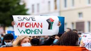 z Eine Demonstrantin in Hannover hält ein Plakat mit der Aufschrift "Save Afghan Women."